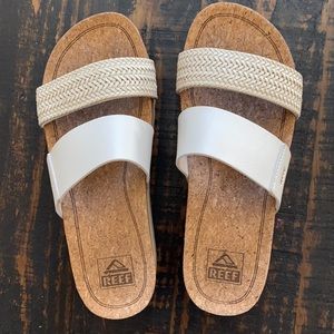 Reef platform sandal with 2 straps in vegan leather.